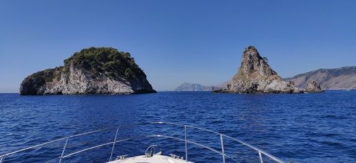 Salerne Motorboat Azimut Atlantis alt tag text