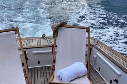 Navegue em um barco clássico de madeira pela Costa do Garraf – Skipper, combustível e extras incluídos