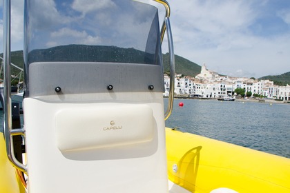 Relaxe a bordo deste barco sem licença em Girona