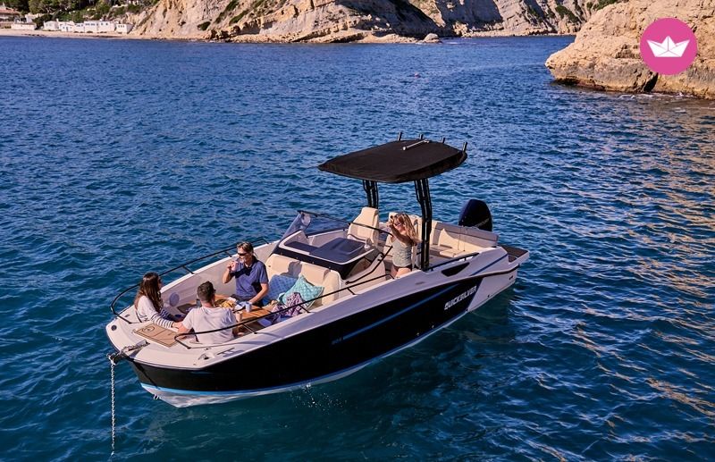 Bateau à moteur