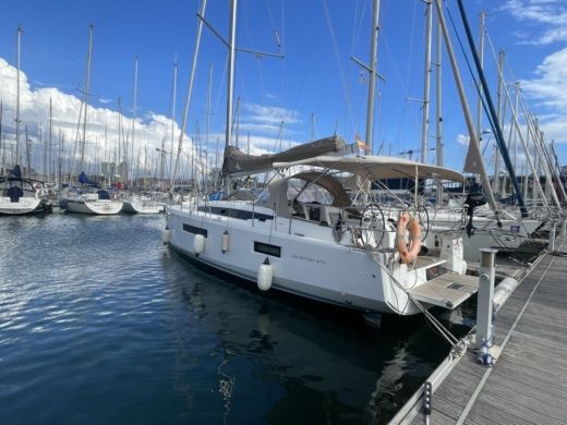 Barcelona Sailboat Jeanneau Sun Odyssey 410 alt tag text