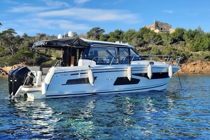 Hire Motorboat Jeanneau Merry fisher 10.95 Hyères