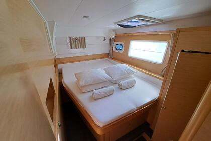 Lagoon 40 power catamaran with a capacity of 8 people