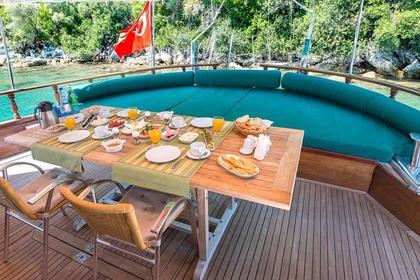 Goleta de lujo Dora Deniz