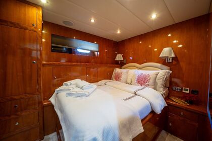 Luxury Motoryacht with a capacity of 10 people