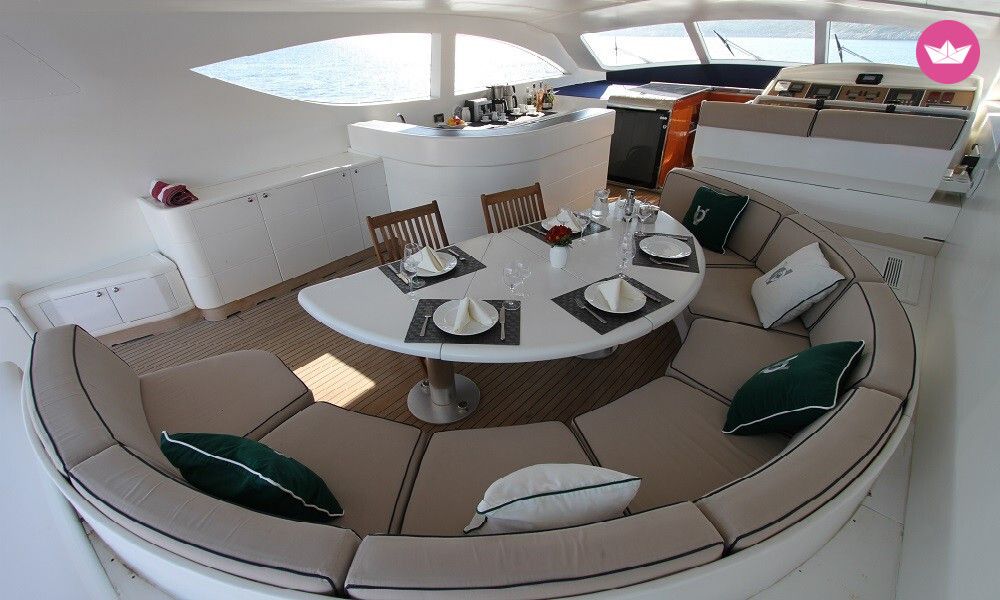 Yacht Mangusta 107 ft with Jacuzzi 3000cv 5