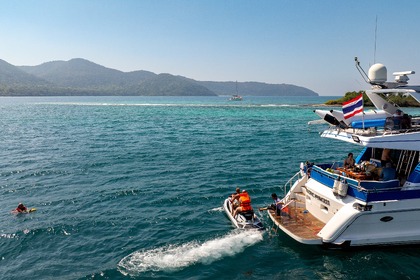 Een jachtcruise langs de kust van Pattaya van 3 uur. Accommodatie voor 1 tot 20 personen.