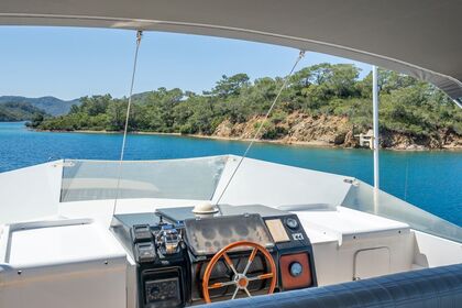 Canados 70 Motor yacht for 8 people