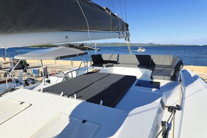 Verhuur Catamaran Fountaine Pajot Fountaine Pajot Elba 45 - 3 + 1 cab. Trogir