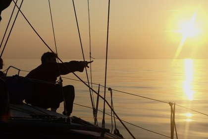 Wöchentliche Segelreisen rund um Menorca im Sommer