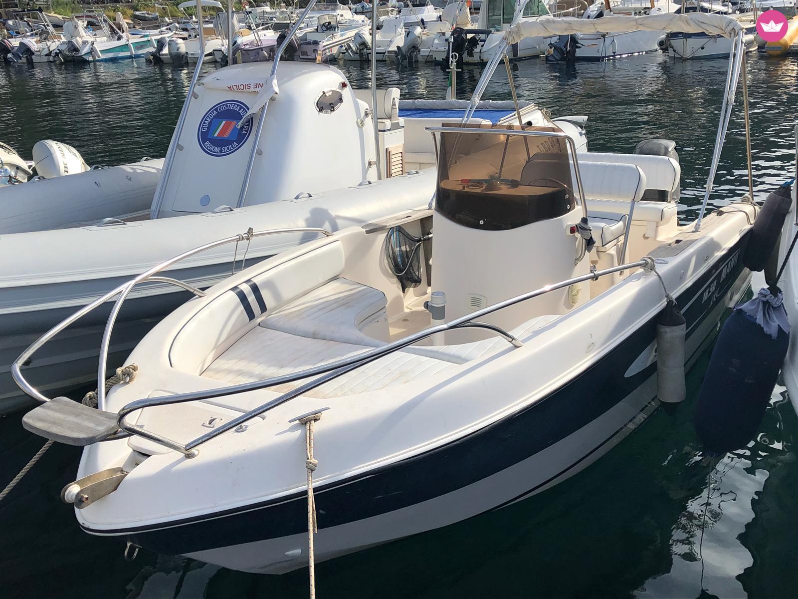 Charter motorboat in Lipari  
