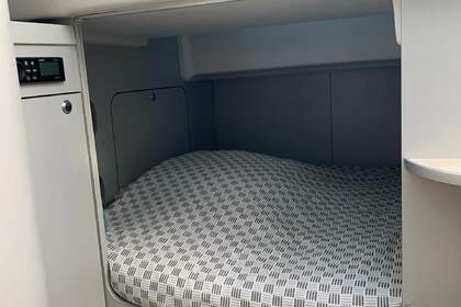 Location Beneteau Flyer 8 Grand Prix à la journée, à la demi-journée et apéro bateau en fin de journée ....