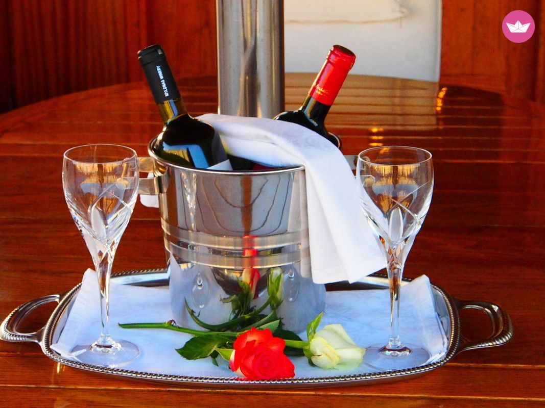 Charter Motorboat Perama Shipyards 102 Elena Athens