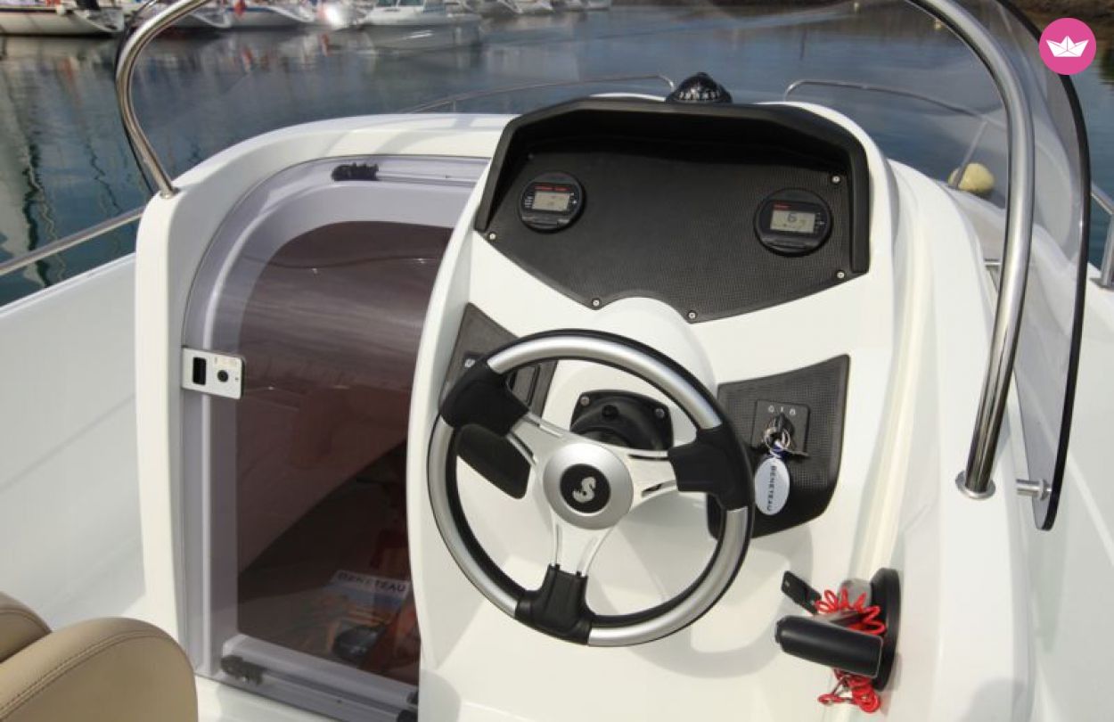 Motorboat Beneteau 6 Spacedeck  