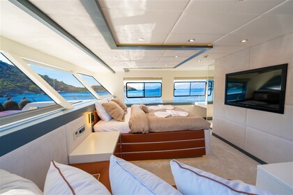 Luxury motor yacht with a capacity of 8 people