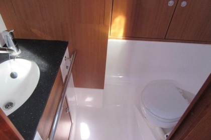 Enjoy relaxed sailing with the Bavaria 35