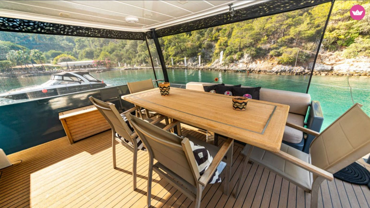 Yacht Luxury motor yacht with a capacity of 8 people 2014 2700cv 8