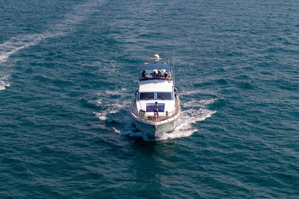 Een jachtcruise langs de kust van Pattaya van 3 uur. Accommodatie voor 1 tot 20 personen.