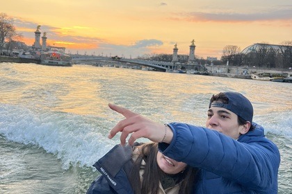 Naviguez en privé sur la Seine · Tour Eiffel, monuments & grands ponts à bord d'un magnifique smart boat