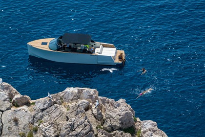 Pelagosa 33: Luxury Speed, Unmatched Comfort & Style
