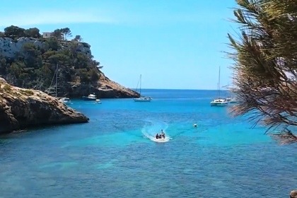 Détendez-vous à bord de ce bateau sans permis à