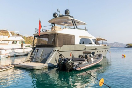 Luxury motor yacht with a capacity of 8 people