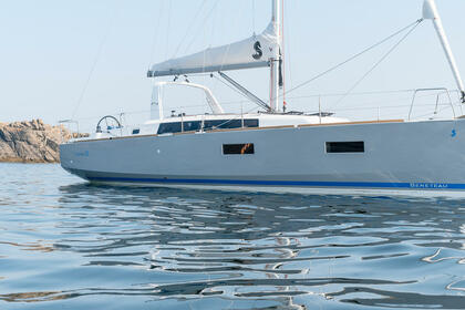 Hire Sailboat Beneteau Oceanis 38 Toronto