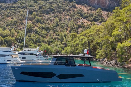 Luxury motor yacht with a capacity of 4 people