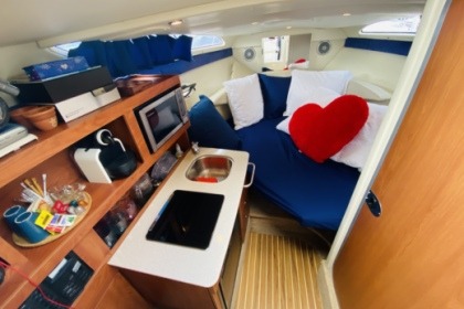 Enjoy between lake and mountains aboard our magnificent Bayliner 255!