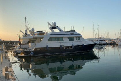Noleggio Barca a motore Hatteras M/Y 70 Ponza