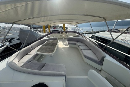 Luxury Motor yacht with a capacity of 10 people