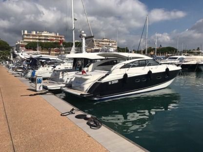 Charter Motorboat Princess V42 Mandelieu-La Napoule