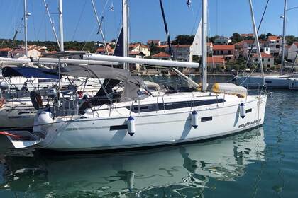 Hire Sailboat Bavaria Yachtbau Bavaria Cruiser 37 - 3 cab. Murter