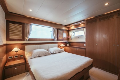TO ESCAPE  Ferretti Altura 690