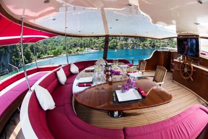 Luxo a bordo deste iate Custom 30m