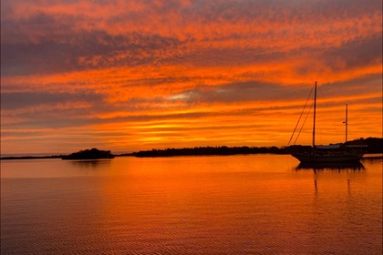 Exclusive Boat ALL INCLUSIVE, Large Cabin with Private Bathrum Inside