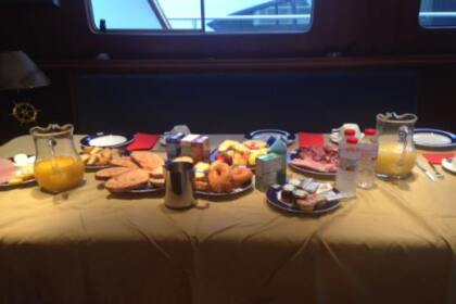 Alugue este iate para conhecer Menorca e suas prai