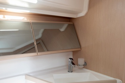 Rental Sailboat Beneteau Oceanis 40.1 Alimos