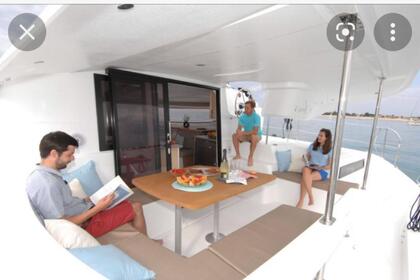 Просторный катамаран Lipari 41 – отдых с друзьями и семьёй у берегов Черногории