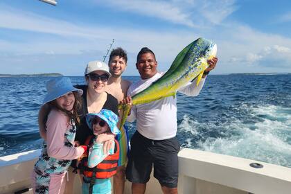Full Day Taboga Island and Fishing Onboard a Private Yacht