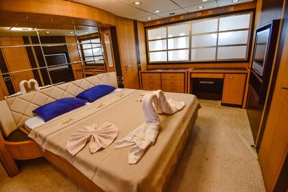 Luxury Motor yacht with a capacity of 8 people
