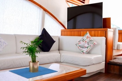 All inclusive charter in Dubai / 70ft Yacht Cruise from the Dubai Marina