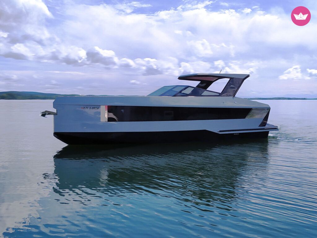 Bateau à moteur Futuro RX30 300cv 2