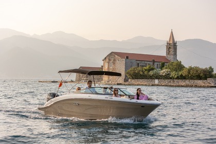 Sea Ray SPX 210 (2024) – Premium Day Cruiser in Boka Bay