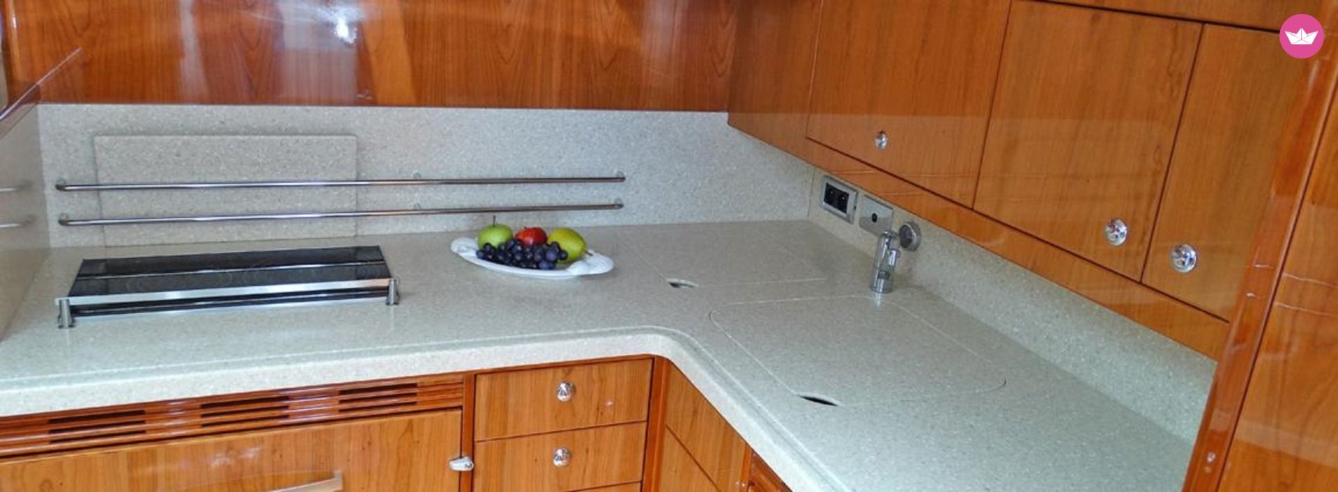 Charter Motorboat Riviera 48 Express Cavalaire-sur-Mer