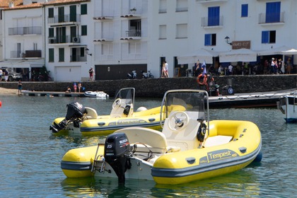 Relaxe a bordo deste barco sem licença em Girona