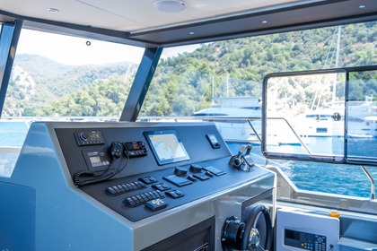 Luxury motor yacht with a capacity of 4 people