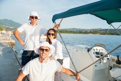 Sea Ray 240 Sundeck (The Wizard) with crew included