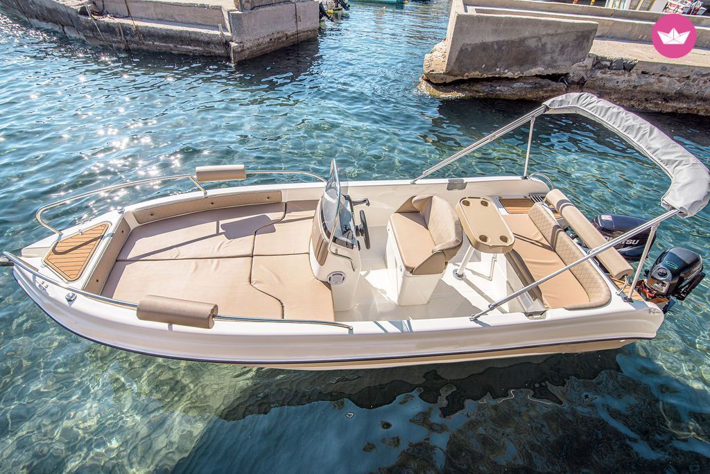 Bateau à moteur karel