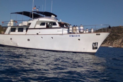 Luxo a bordo deste iate Trawler 2